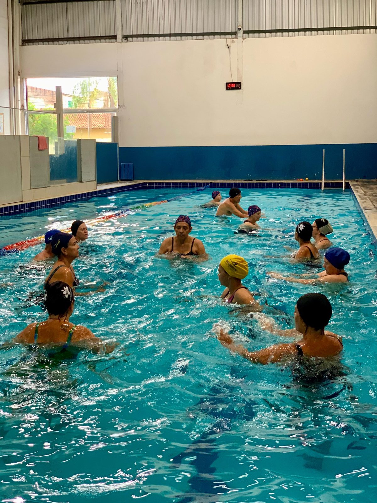 Turma animada de hidroginástica